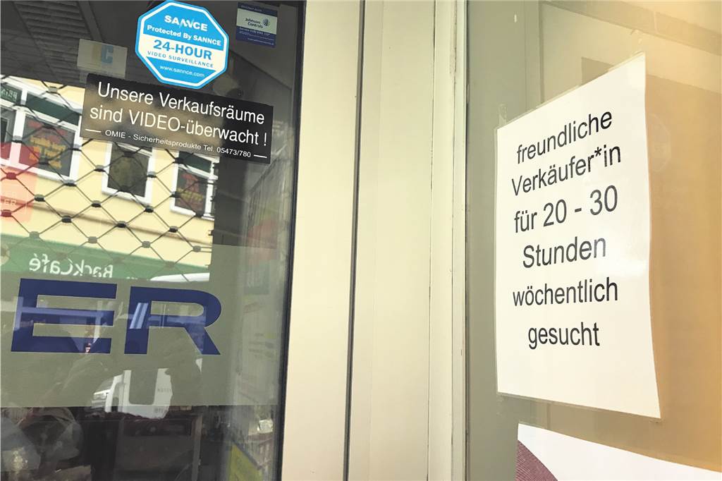 So sieht der Aushang direkt im Eingang des Schreibwarengeschäfts Köhler aus. Solche einfachen Aushänge finden sich in einigen Schaufenster entlang der Limbecker Straße vom Marktplatz bis zur Lütgendortmunder Straße.