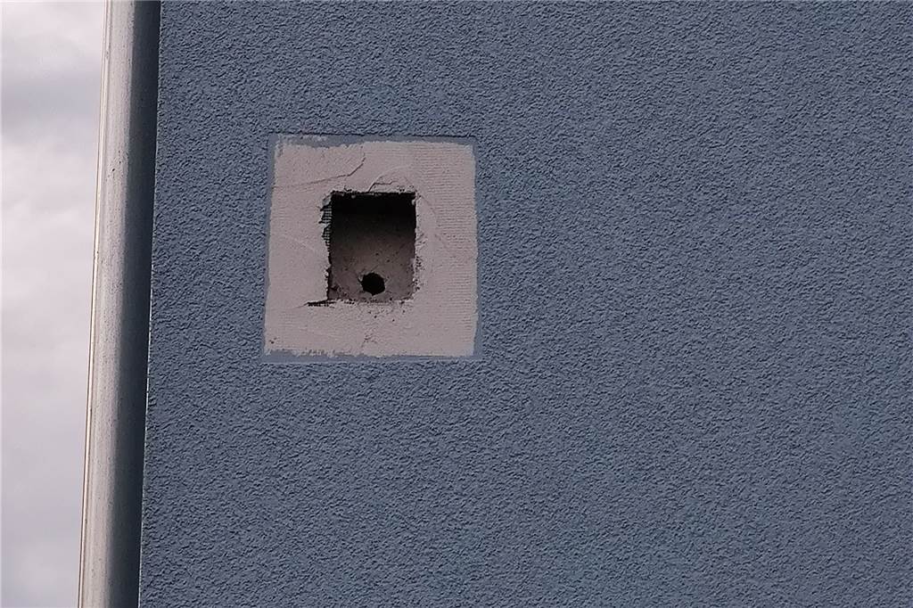 Beinahe in Fassade eingeschlossen: Vogel-Nachwuchs entging knapp dem Tod So sieht der Brutplatz aus.