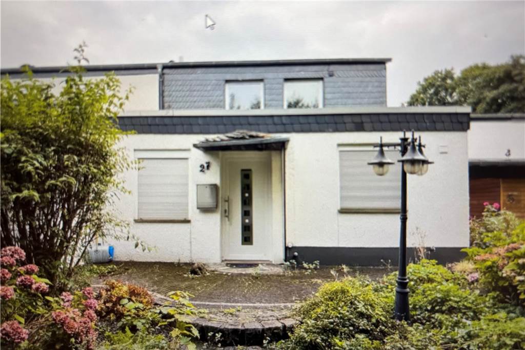 Schicke Maisonettewohnung und ein Reihenmittelhaus im Angebot So sieht der Eingang eines Reihenmittelhauses aus, das gerade in Dortmund-Sölde zu haben ist.