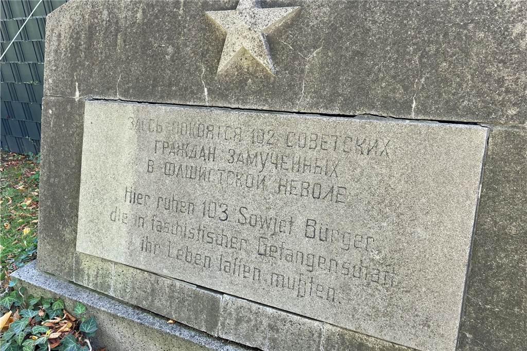 Ehemaliger russischer Friedhof: Wo ist die Tafel mit Käthe Rittner hin? So sieht der Gedenkstein mit dem russischen Text und der deutschen Übersetzung aus.