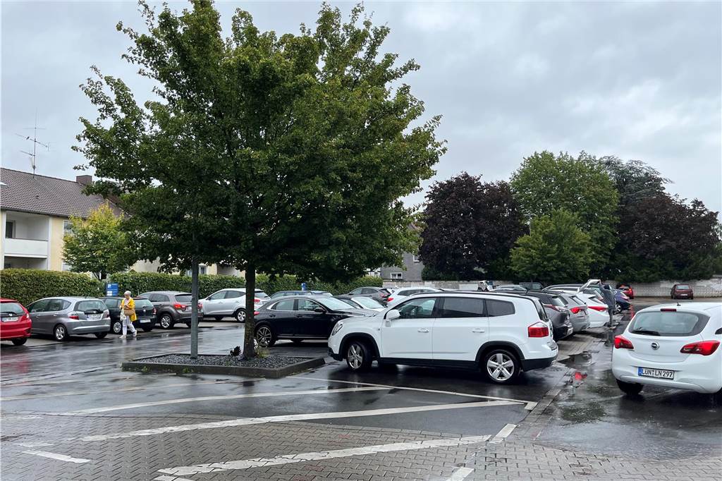Ärger über Strafe für zu langes Parken auf Supermarkt-Parkplatz - Rewe reagiert So sieht der gemeinsam von Aldi und Rewe genutzte Parkplatz am Wickeder Hellweg 100 beziehungsweise an der Bremmenstraße aus