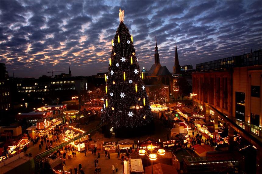 Alles Wissenswerte zum Dortmunder Weihnachtsmarkt So sieht der größte Weihnachtsbaum der Welt auf dem Dortmunder Weihnachtsmarkt in seiner ganzen Pracht aus.