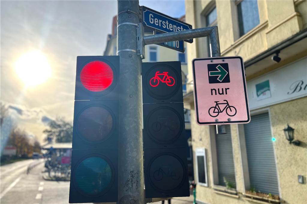 Freie Fahrt trotz roter Ampel: Grüner Pfeil macht Radfahren schneller So sieht der Grünpfeil für Radfahrende in Dortmund aus.