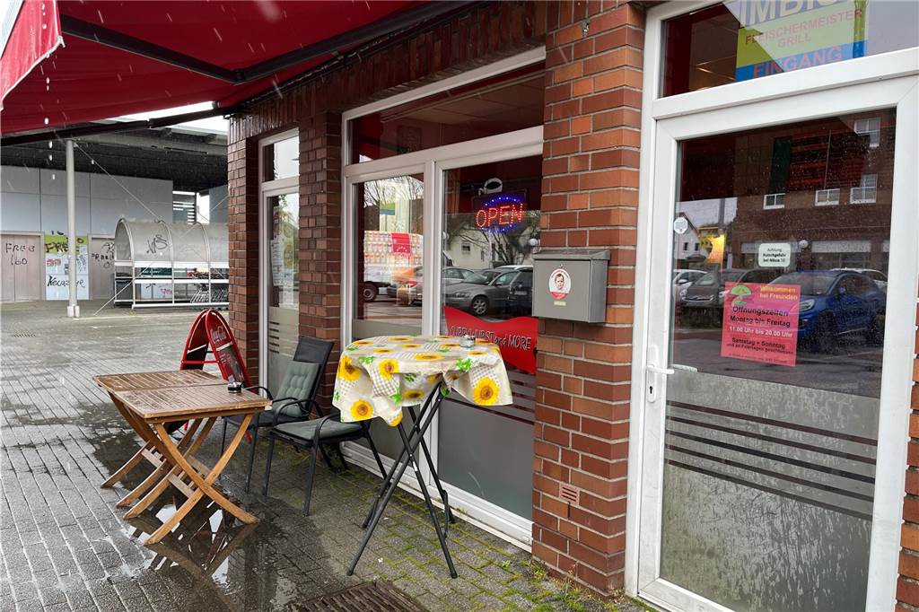 Nach Zehenamputation: Imbissbuden-Betreiber beweisen trockenen Humor So sieht der Imbiss "Currywurst and more" auf dem Edeka-Parkdeck in Brackel von außen aus