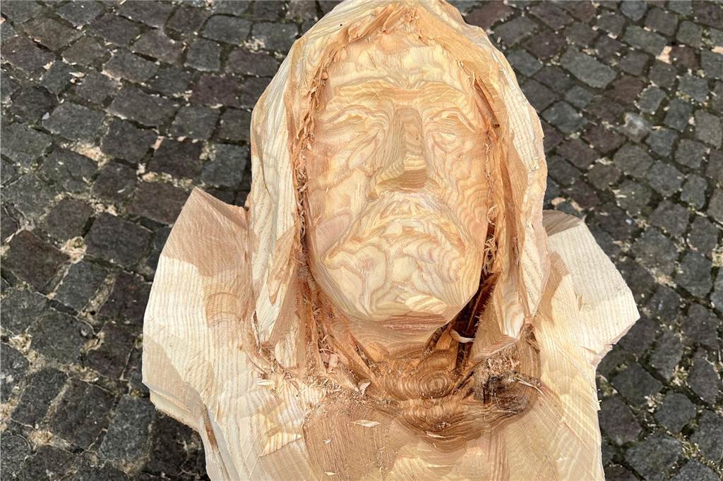 Späne flogen auf dem Markt: Komplimente für bayerischen Holzbildhauer Christus-Kopf aus Holz