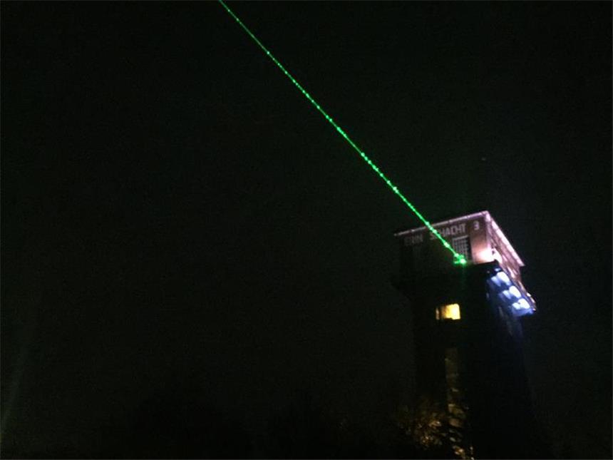 Grüner Laser soll Castrop-Rauxel festlich machen So sieht der Lichtstrahl über Castrop-Rauxel aus. Noch bis Heiligabend soll das Licht leuchten.