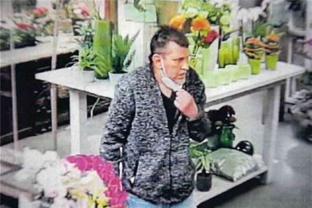 Flüchtiger Blumenladen-Einbrecher: Polizei sucht per Foto nach dem Mann So sieht der Mann aus, nach dem die Polizei sucht.