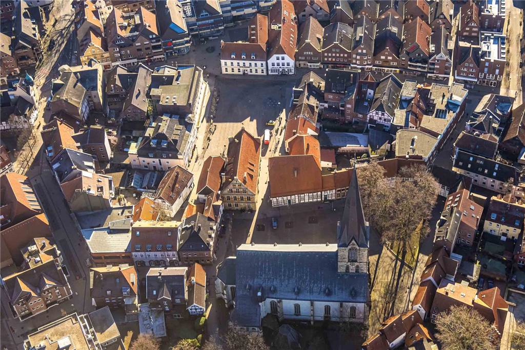 So sieht der Marktplatz aus der Luft aus.