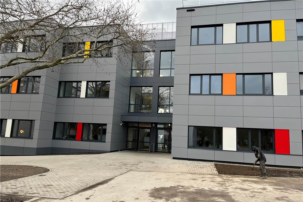 Immanuel-Kant-Gymnasium: Schulneubau in nur acht Monaten errichtet So sieht der Neubau am Immanuel-Kant-Gymnasium aus, der in acht Monaten in Modularbauweise entstanden ist