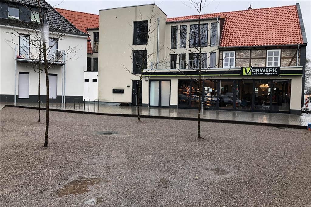 Neuer Blickfang in Husen: Sparkassen-Neubau schreitet voran So sieht der neue Husener Dorfplatz hinter der Vorwerk-Filiale (dem ehemaligen Sacré Coeur) im Husener Ortskern aus