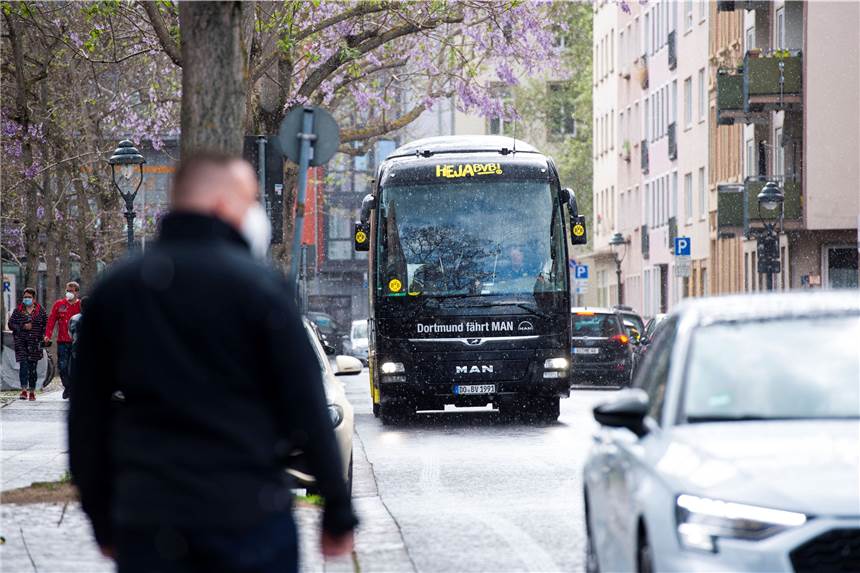 TV-Total-Aktion vor BVB-Spiel gegen Bayern: Watzke kündigt Konsequenzen an BVB Mannschaftsbus auf dem Weg zum Stadion