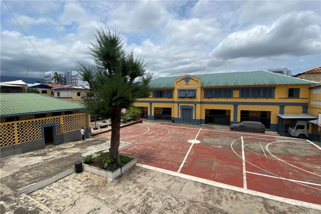 RTG-Lehrer reist nach Äquatorialguinea – mit vielen Briefen im Gepäck Ein Schulhof in Äquatorialguinea. Inmitten der betonierten Fläche steht ein einzelner Baum.
