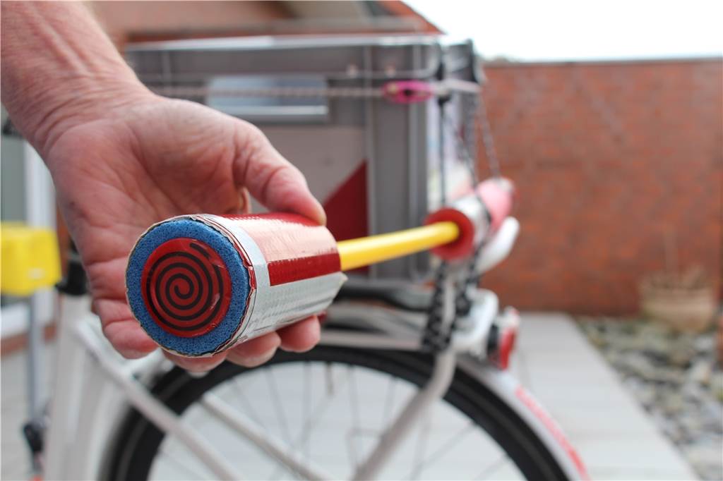 „Brauereiknapp bleibt lebensgefährlich.“ Radfahrer fordert mehr Sicherheit in Cappenberg So sieht der selbstgebaute Abstandshalter am Gepäckträger aus.