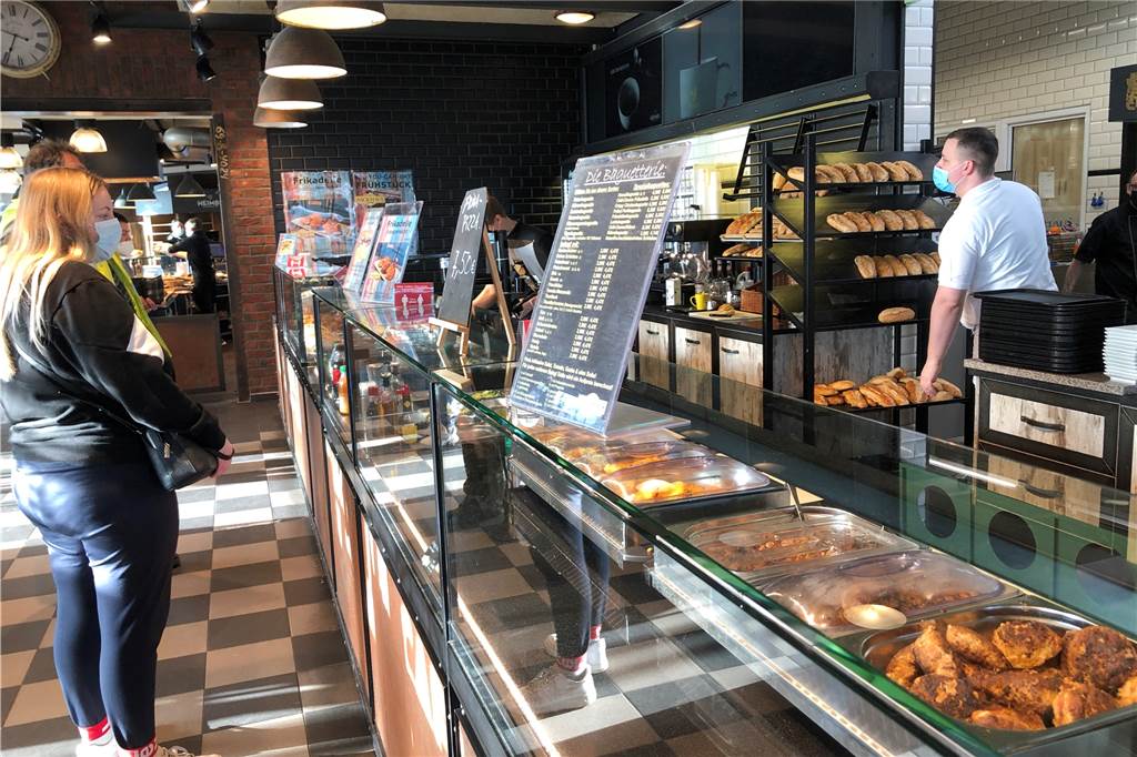 Hier isst Erling Haaland zu Mittag - neues Gastro-Angebot in Dortmund So sieht der Thekenbereich im Backhaus Grobe aus. Dort gibt es nun auch ein warmes Mittagessen