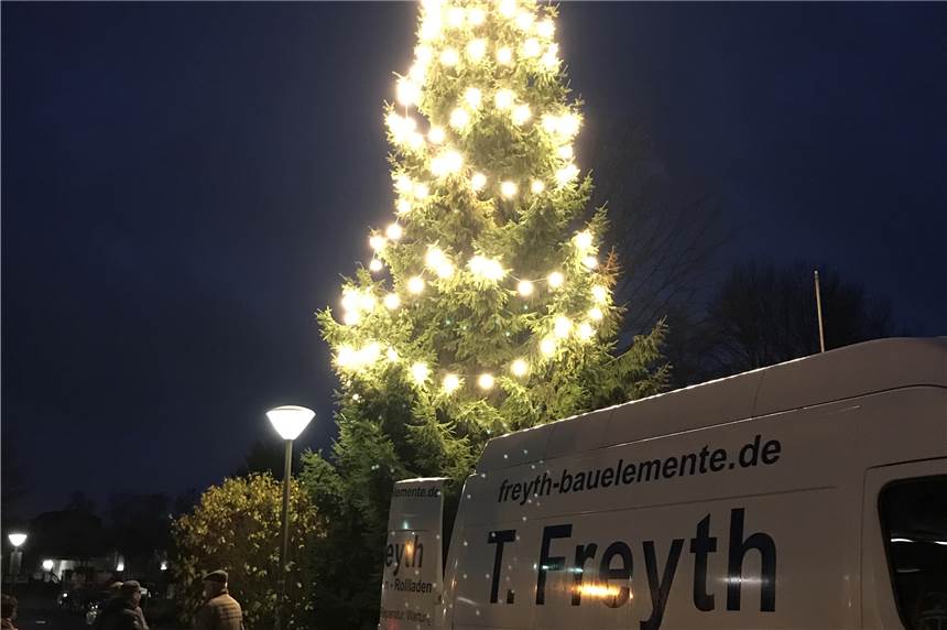 Im Weihnachtsbaum-Wettbewerb liegt ein Stadtteil im Norden weit vorne So sieht der Weihnachtsbaum vor der Brechtener Grundschule aus, den die Firma Freuth betreut