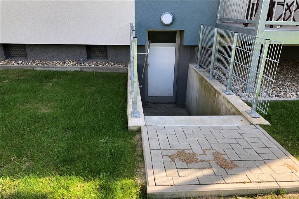 Eingemauert und vertröstet: Vonovia-Mieter sind wütend – und fordern eine Lösung So sieht der Zugang zum Keller beim Nachbarhaus aus - und so soll er auch am Haus der Nikodems und Heitmanns wieder aussehen.