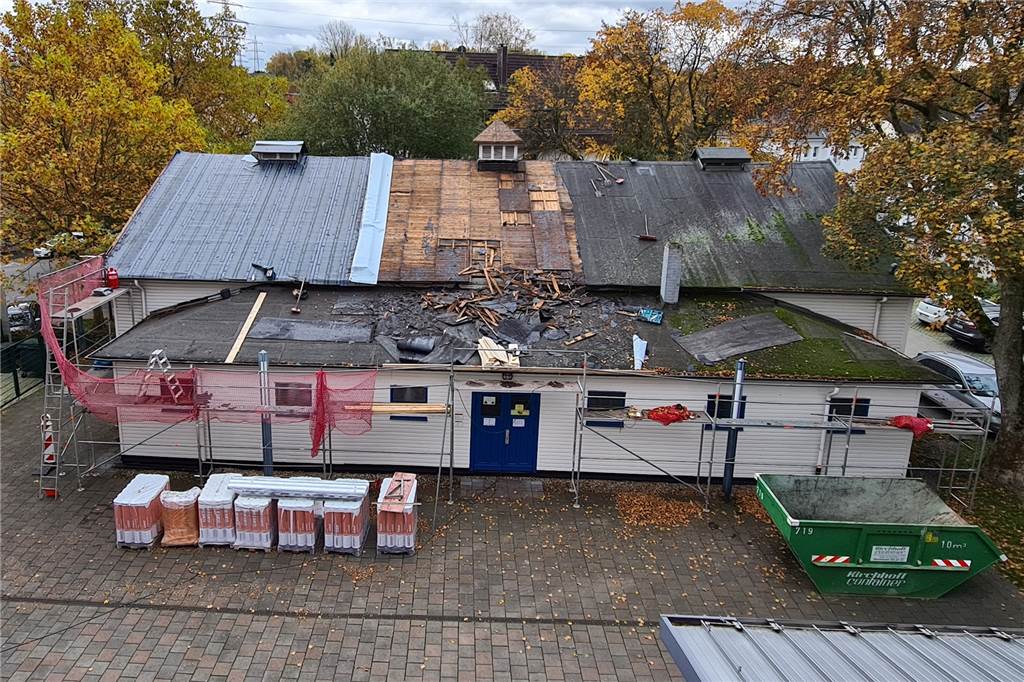 So sieht die alte Turnhalle am Balou, die derzeit ein neues Dach erhält, von oben aus
