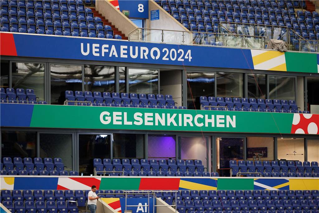 Roman war beim Sommermärchen ein Jahr alt: Die EM 2024 erlebt er hautnah So sieht die Arena Auf Schalke während der Europameisterschaft im Inneren aus: Die Schriftzüge Gelsenkirchen und UEFA EURO2024 stehen überall.
