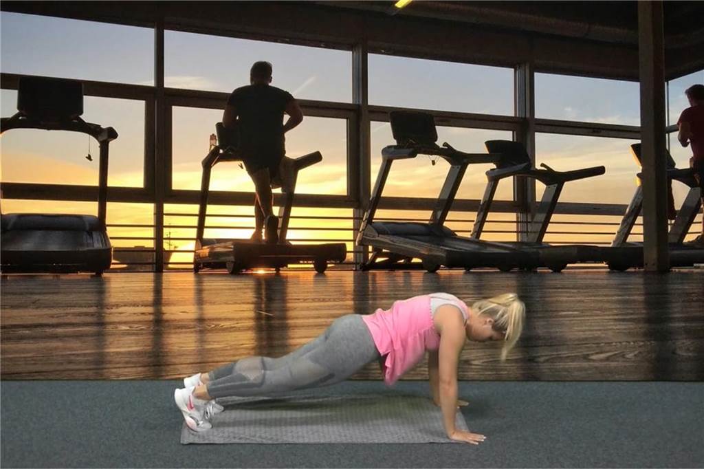 Mit diesen fünf Übungen geht es den Fettpölsterchen an den Kragen High Plank