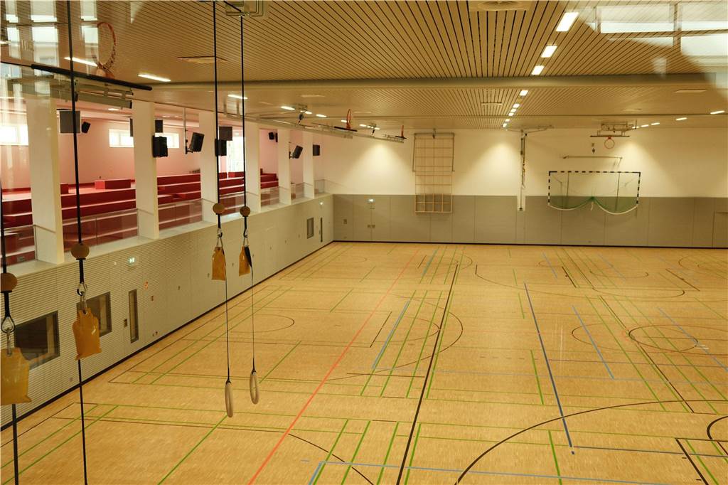 Eröffnung des Burgerladens „Kunstwerk“: Auch Name der Dreifachturnhalle steht Eine Sporthalle von innen