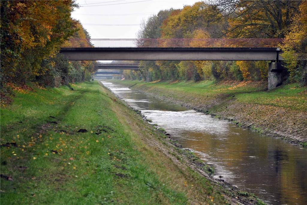 Die neue Emscher wird flacher und breiter als die Kloaken-Emscher So sieht die Emscher heute noch aus in Castrop-Rauxel. Künftig wird sie bis auf die rechts und links zu erkennenden Wiesenbereiche, die sogenannte Berme ragen.