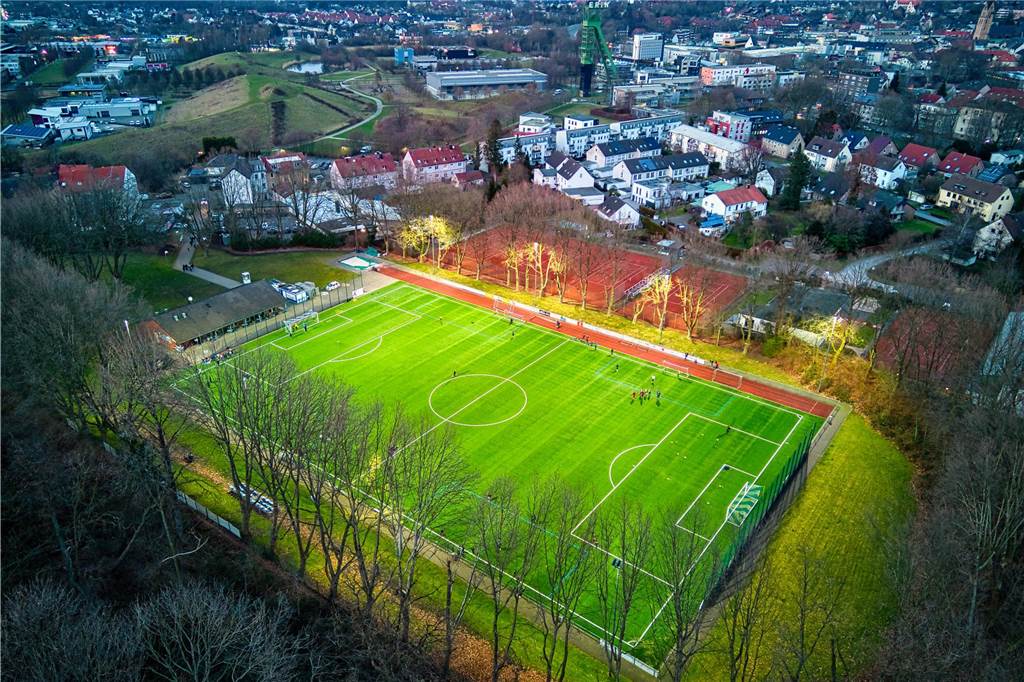 Rückblick: Zeit der Spielausfälle, Maulwürfe und Asche-Böen in Castrop-Rauxel wird beendet So sieht die Erin-Kampfbahn mit ihrem Kunstrasen im Jahr 2023 aus.