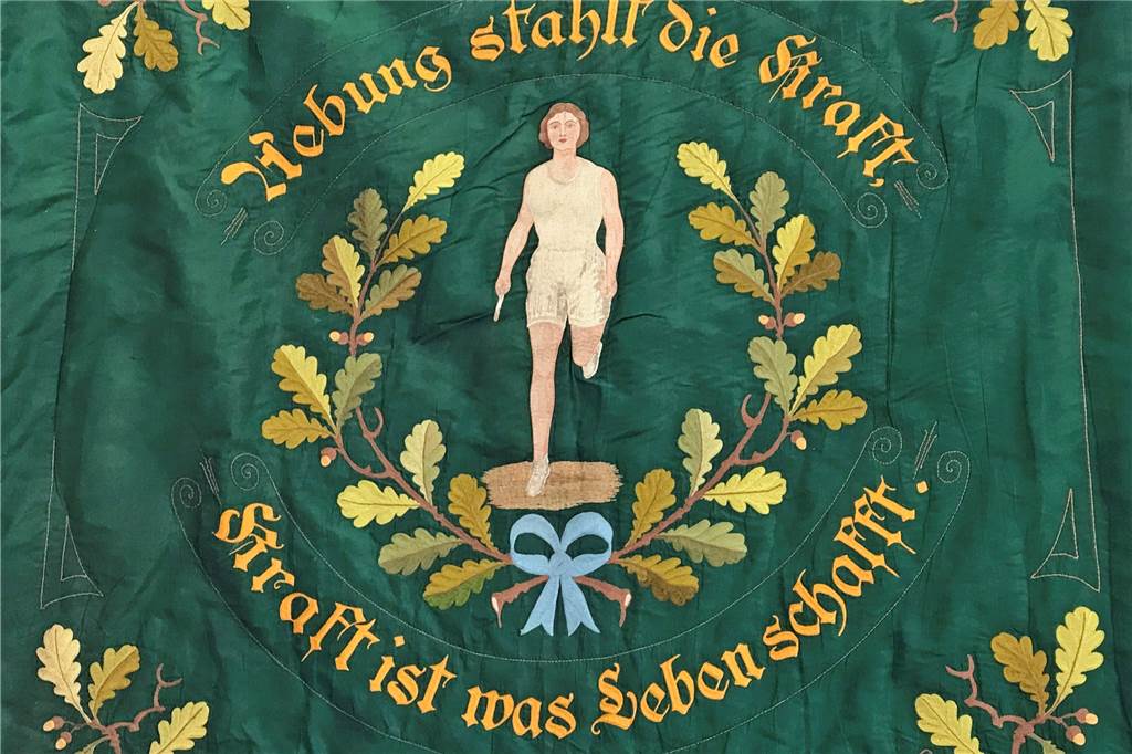 Schatz aus dem Keller: Eintracht Werne übergibt Stadtmuseum eine echte Rarität Eine Fahne.