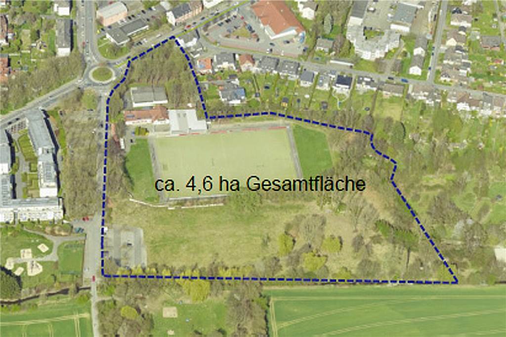 Die wichtigsten Antworten zur Planung der Stadt Schwerte für den Schützenhof So sieht die Fläche im Luftbild aus, die am Schützenhof überplant werden soll. Oben mit dem großen roten Dach befindet sich der bisherige Lidl-Markt. Das „Schützenwäldchen“ liegt in der Spitze des Planungsgebietes. Der Eschenweg, dessen Anwohner die größten bedenken gegen die Planung haben, ist die Straße rechts oberhalb des Plangebietes