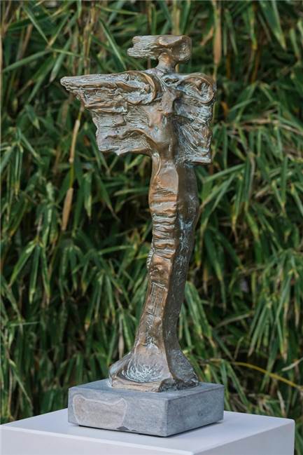 Andrzej Irzykowski hat besondere Statue für Schauspieler Mario Adorf geschaffen So sieht die Nike aus, die der neue Preis des Kinofests fürs Lebenswerk ist.