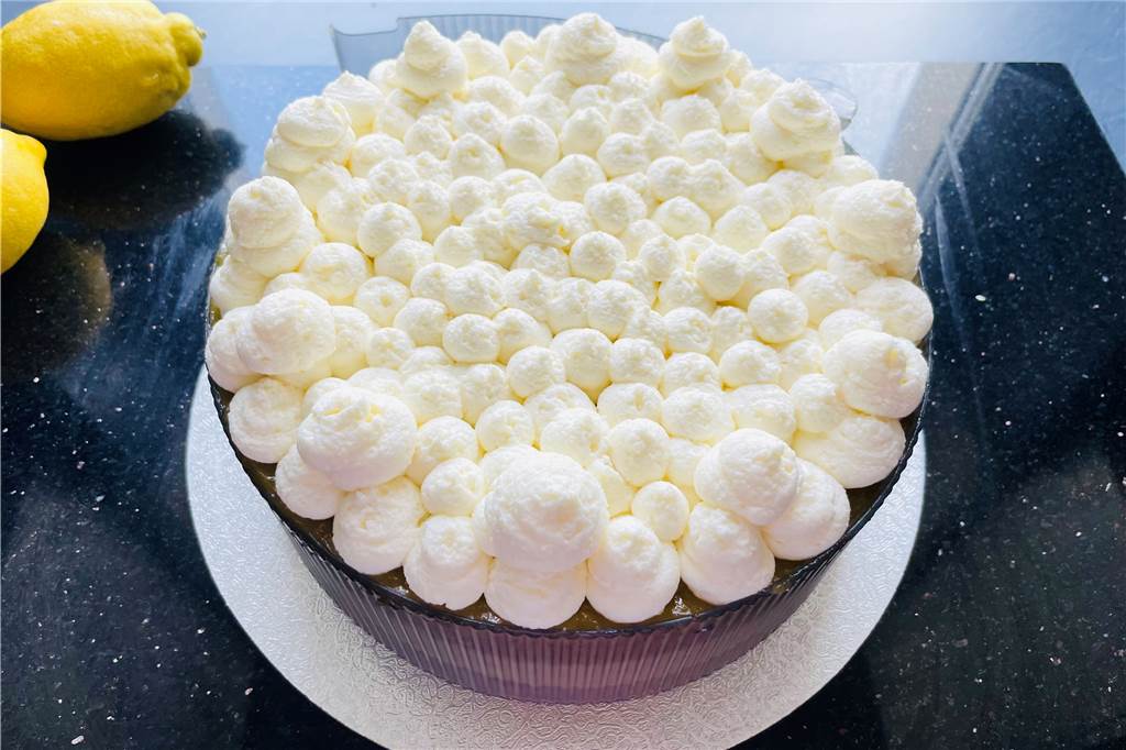 Fruchtig frische Buttermilch-Zitronen-Torte schmeckt nach Sommer So sieht die obere Hälfte fertig „getufft" aus.
