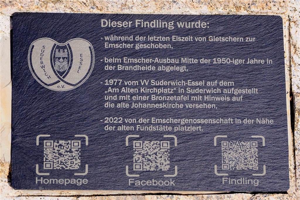 Ein besonderer Stein: Findling erzählt seine Geschichte im Emscherland Schiefertafel auf dem Findling mit Infos