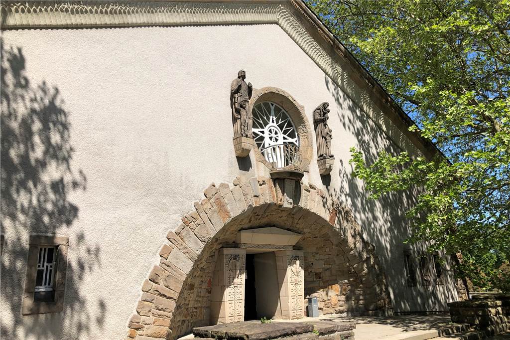Hauptfriedhof in Brackel: Auf der Trauerhallen-Decke eröffnet sich ein Blick in den Himmel So sieht die Trauerhalle auf dem Hauptfriedhof von außen aus.