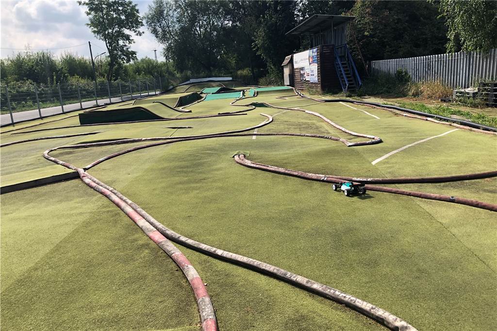 Hier ist das Rasen erlaubt: Dortmunder Verein steht auf schnelle Autos So sieht die vor kurzem sanierte Rennbahn des Minicar Clubs Dortmund in Kirchderne aus