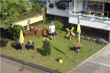 So sieht Dirk Hüpplers BVB-Garten am Sprengelweg in Brackel aus der Wohnung seines Nachbarn, Harry Schulz, aus.