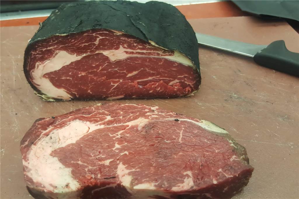 Fleisch-Sommelier aus Dortmund erklärt: So erkenne ich gutes Fleisch So sieht ein Asche Aged Steak am Ende aus.