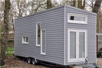 So sieht ein Beispiel aus Dortmund aus. Die Tiny Houses verbrauchen extrem wenig Platz und bieten Wohnraum für eine Person. Es gibt sie allerdings auch in größer. Ein Unternehmen plant eine Ansiedlung in Castrop-Rauxel, um sie hier als Musterhäuser auszustellen.