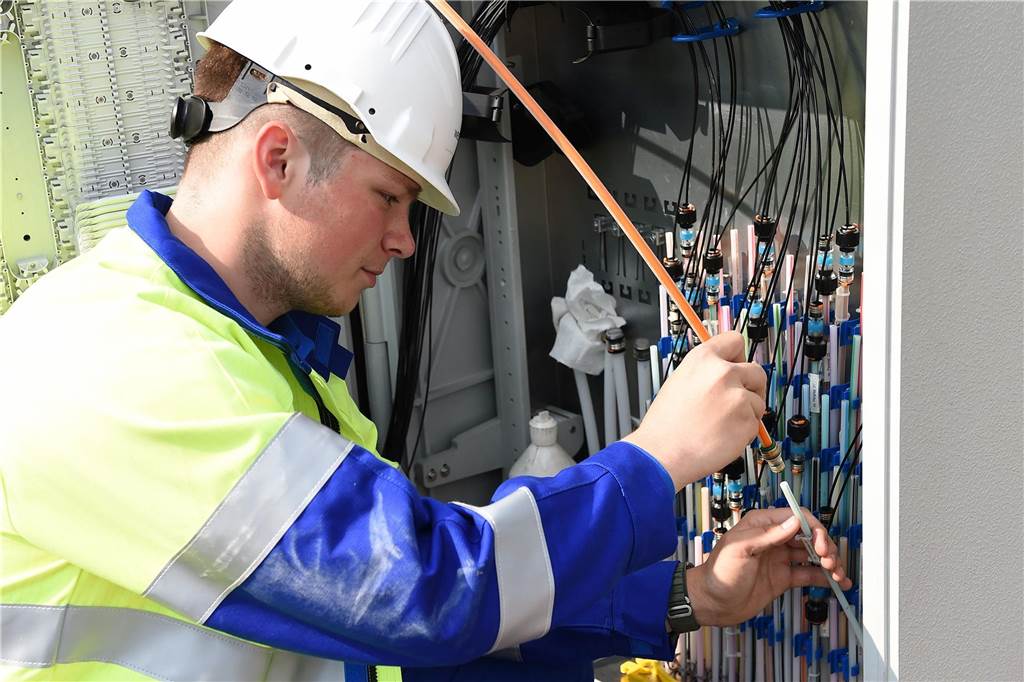 Maik Rosenow aus Asseln ärgert sich über langsamen Glasfaserausbau So sieht ein Glasfaser-Verteilerkasten aus. Viele Dortmunder hoffen, dass sie bald den erhofften Anschluss erhalten