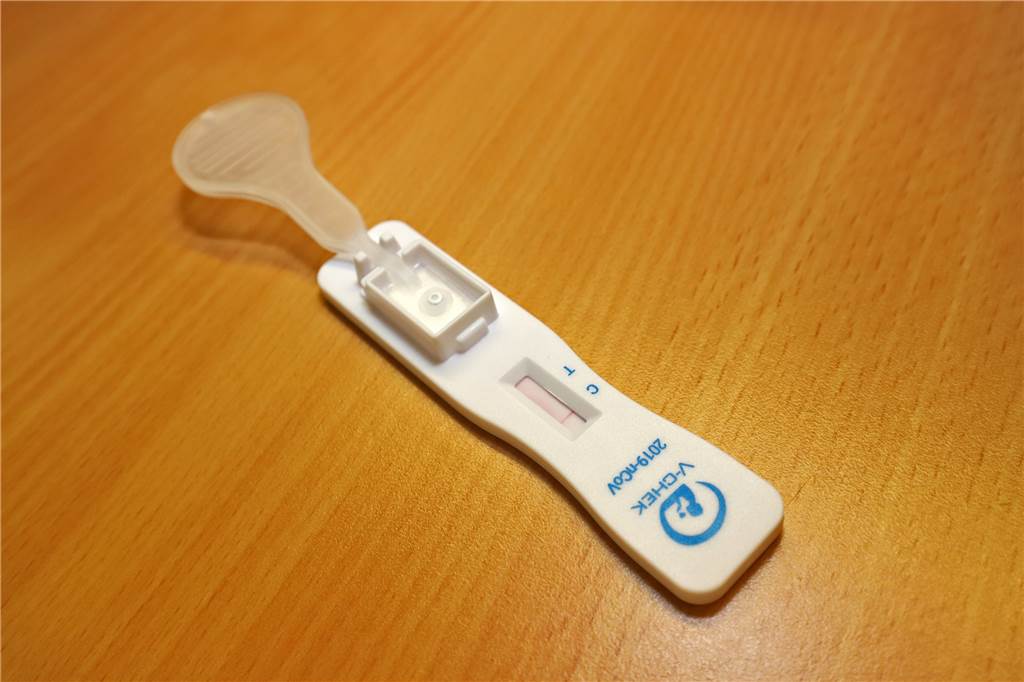 Lolli statt Nasebohren: So einfach kann der Corona-Test mit Kindern sein So sieht ein Lolli-Test mit negativem Ergebnis aus.