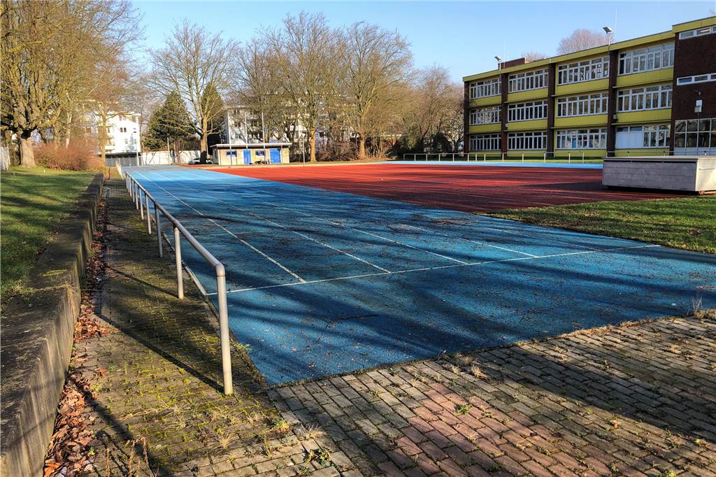 „Gartenstadt Lanstrop“: Stadt verhandelt mit Interessenten So sieht ein Teil des Geländes, um das es geht, jetzt aus: Teutonia Lanstrop hat dort (noch) seine Leichtathletik-Anlage