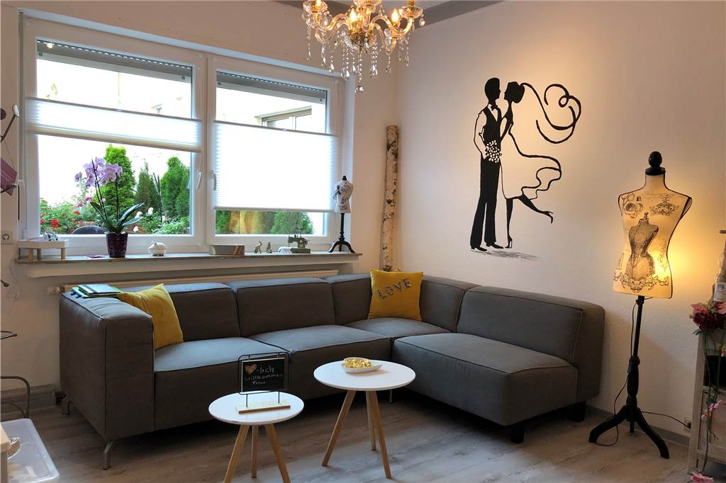 Dieses Brautgeschäft eröffnet in Dortmund - und möchte ins TV zu „Zwischen Tüll und Tränen“ So sieht eine der zwei Beratungsecken im Geschäft Marie Beau Brautmoden aus.