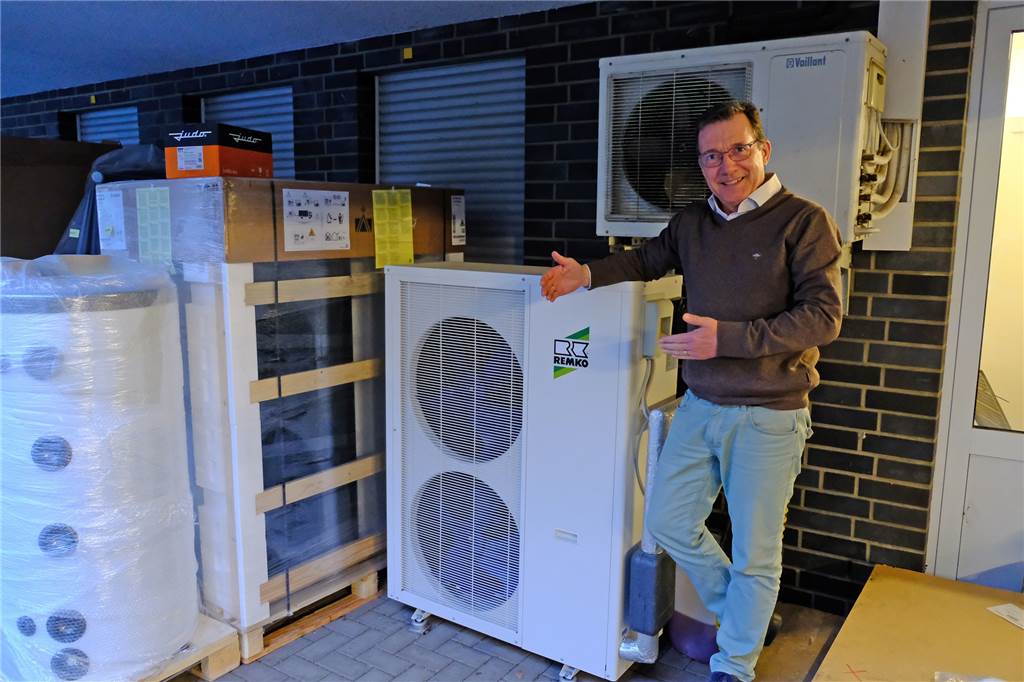 Sonde, Kollektoren, Pumpe: So funktioniert Erdwärme im eigenen Haus So sieht eine Wärmepumpe aus. Das Gebäude der Firma von Michael Rawe an der Halterner Straße in Recklinghausen verfügt über eine solche Technik.