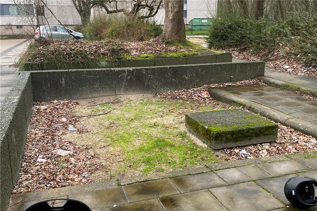 Verwahrloste Spielplätze: Kaum vorstellbar, dass hier Kinder spielen So sieht einer der sogenannten "Spielplätze" an der Barthstraße aus
