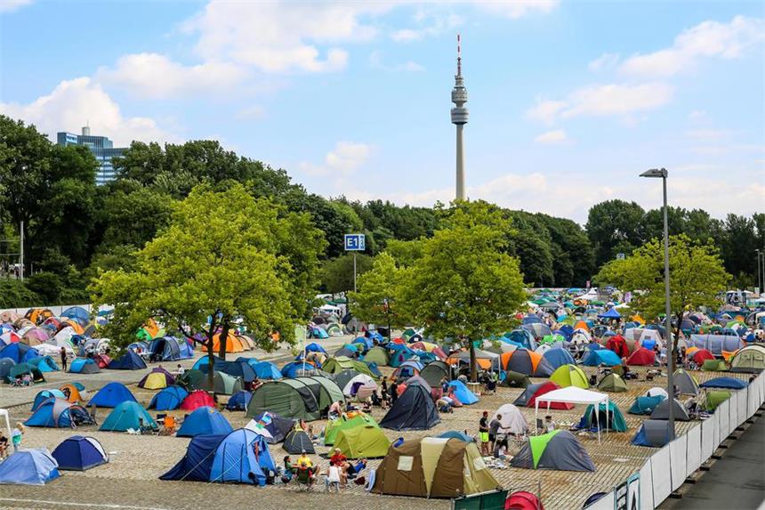 Dortmunds bunter Campingplatz im Schatten des Florianturms So sieht er aus, Dortmunds buntester Campingplatz auf den Parkplätzen direkt am Westfalenpark. Viele Festival-Besucher haben sich hier für Juicy Beats einquartiert.