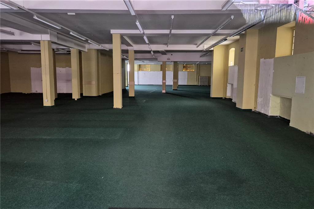 Zwei Geschäfte haben sich aus der Hörder City verabschiedet Bis auf den grünen Teppichboden und die gelben Wände ist nichts mehr zu sehen.