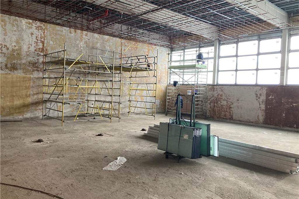 Das ist der Stand bei den großen Bauvorhaben in Werne Das Foto zeigt die Turnhalle Horster Straße von innen. Aktuell hat sie noch keinen Boden, keine verkleideten Wände und ebenfalls keine verkleidete Decke.
