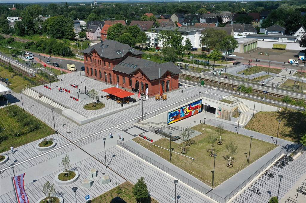 [So sieht es am neuen Bahnhofs-Vorplatz aus]