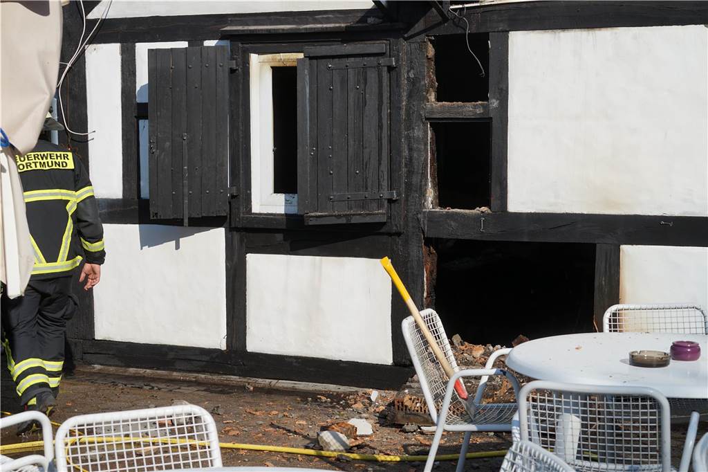 Brand im Clubhaus des TC Mengede: Feuerwehr war schnell vor Ort So sieht es an der Seite vom TC-Vereinsheim aus: Das Feuer hat auch die Fassade beschädigt.
