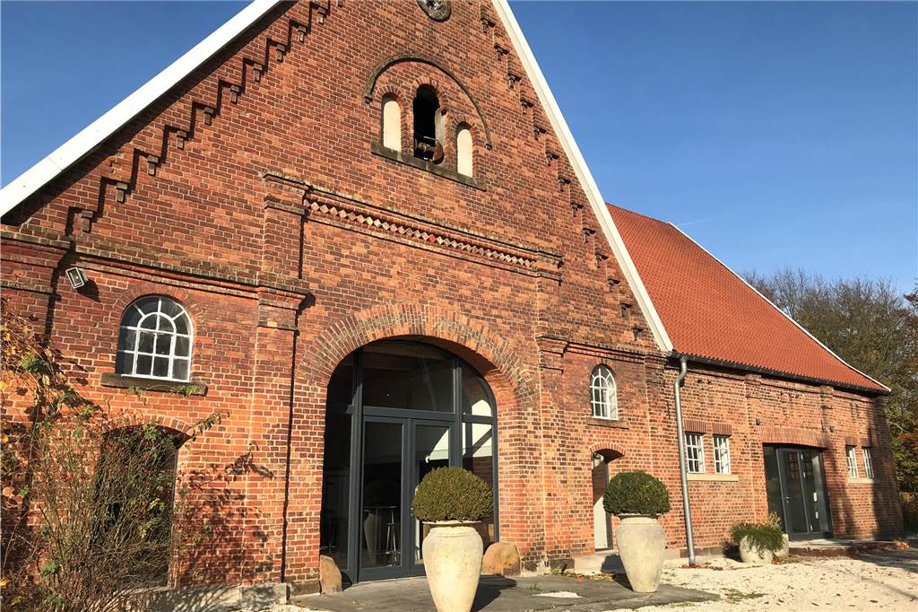 So sieht es auf dem Hof Ehringhausen heute aus. Seit nunmehr rund 60 Jahren sind hier inzwischen Spirituosen das Hauptgeschäft. In diesem Bau lagern dutzende Fässer mit Korn.