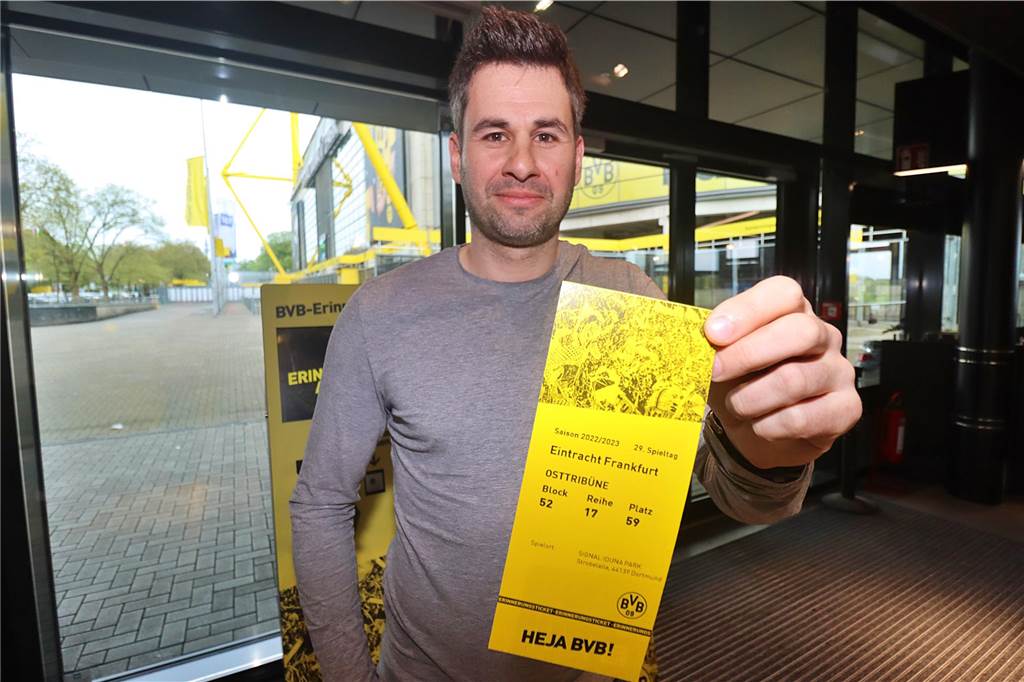 BVB-Fans können sich Erinnerungsticket drucken: Wunsch wird wahr – Prozedere, Kosten, Design Christian Klein hält ein Erinnerungsticket in die Kamera.