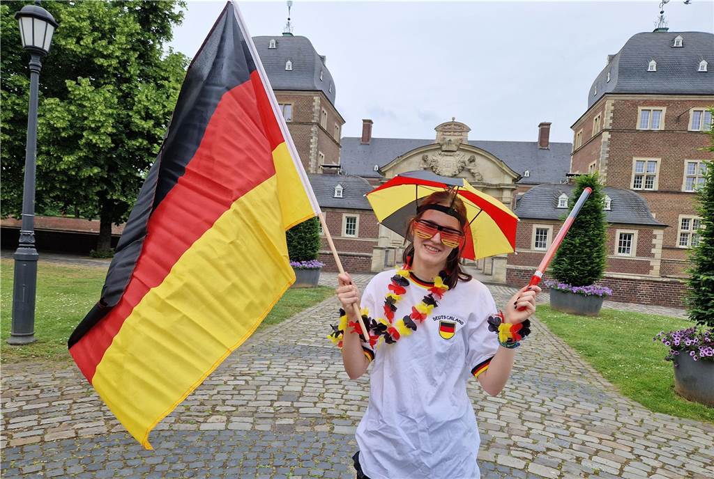 Passend zur EM 2024: Wo gibt es Deutschland-Fanartikel in Ahaus? So sieht es aus, das fertige EM-Outfit: Am Ende bleibt Sophie mit 26,24 Euro sogar unter ihrem Budget.